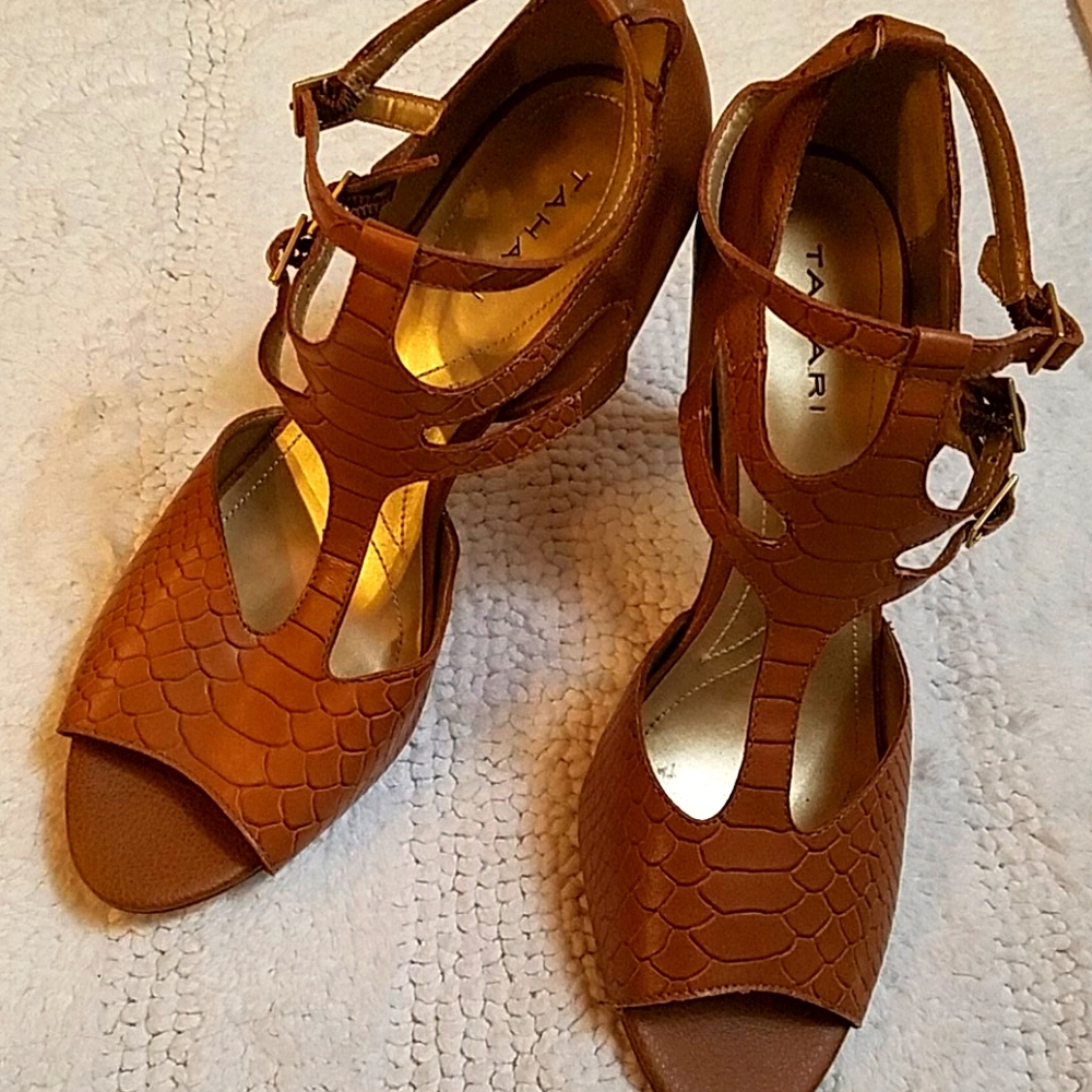 Tahari Heals Sz. 10